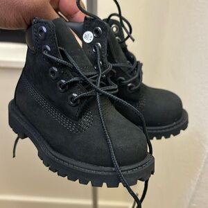 Black Timberlands boots , size 5C , unisex - good condition , barely worn